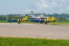 Tres aviones L-39 del vuelo agrupan el ` báltico de las abejas del ` en una pista del campo de aviación Zhukovsky Aeroshow MAKS-2 imagen de archivo Tres aviones L-39 del vuelo agrupan el ` báltico de las abejas del ` en una pista del campo de aviación Zhukovsky Aeroshow MAKS-2 imagen de archivo