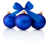 Tres bolas azules de la Navidad con el arco de la cinta aislado en blanco imágenes de archivo libres de regalías Tres bolas azules de la Navidad con el arco de la cinta aislado en blanco imágenes de archivo libres de regalías