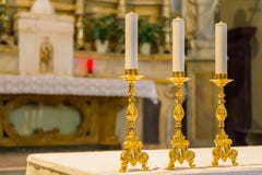 Tres candelabros en el altar de la iglesia imagenes de archivo Tres candelabros en el altar de la iglesia imagenes de archivo