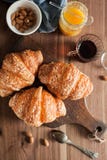 Tres cruasanes con la corteza del queso mienten en un tablero de madera en una tabla de madera al lado de té, de las almendras, d Imágenes de archivo libres de regalías Tres cruasanes con la corteza del queso mienten en un tablero de madera en una tabla de madera al lado de té, de las almendras, d Imágenes de archivo libres de regalías
