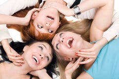 Tres mujeres sonrientes jovenes imágenes de archivo libres de regalías Tres mujeres sonrientes jovenes imágenes de archivo libres de regalías