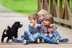 Tres niños adorables hermosos, hermanos, jugando con el littl lindo fotos de archivo libres de regalías Tres niños adorables hermosos, hermanos, jugando con el littl lindo fotos de archivo libres de regalías