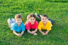 Tres niños sonrientes en el prado foto de archivo libre de regalías Tres niños sonrientes en el prado foto de archivo libre de regalías