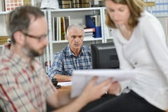 Tres personas que trabajan en oficina imagen de archivo libre de regalías Tres personas que trabajan en oficina imagen de archivo libre de regalías