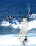 Tres windsurfers en las ondas Tres windsurfers en las ondas