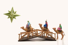 Tres wisemen que cruzan un puente stock de ilustración Tres wisemen que cruzan un puente stock de ilustración