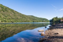 Trevligt sommarlandskap av Ghirla sjön i Valganna, Lombardy, Italien Royaltyfri Foto Trevligt sommarlandskap av Ghirla sjön i Valganna, Lombardy, Italien Royaltyfri Foto