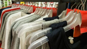 Tricots avec l'étiquette vide rouge dans un magasin de sports à Eskisehir images libres de droits Tricots avec l'étiquette vide rouge dans un magasin de sports à Eskisehir images libres de droits