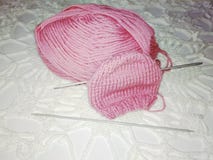 Tricottando di un cappello per il bambino fotografia stock Tricottando di un cappello per il bambino fotografia stock