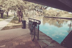 Trilha da bicicleta no parque perto da trilha do rio/bicicleta no parque perto do rio, tonificado imagem de stock Trilha da bicicleta no parque perto da trilha do rio/bicicleta no parque perto do rio, tonificado imagem de stock
