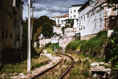 Trilha de estrada de ferro que estende entre casas vivas fotografia de stock Trilha de estrada de ferro que estende entre casas vivas fotografia de stock