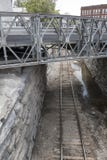 Trilhas do trem sob a ponte com paredes de pedra Imagem de Stock Trilhas do trem sob a ponte com paredes de pedra Imagem de Stock