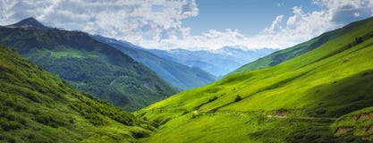 Trillend berglandschap Groene weiden op de hoge heuvels in Georgië, Svaneti-gebied Panorama op grasrijke hooglanden stock fotografie Trillend berglandschap Groene weiden op de hoge heuvels in Georgië, Svaneti-gebied Panorama op grasrijke hooglanden stock fotografie