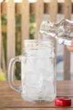 Trinkwasser wird in gefrorenes Glas gegossen lizenzfreie stockfotos Trinkwasser wird in gefrorenes Glas gegossen lizenzfreie stockfotos