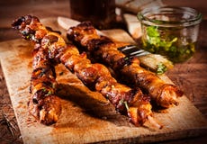 Trio av grillade grillade nötköttkebaber royaltyfria bilder Trio av grillade grillade nötköttkebaber royaltyfria bilder