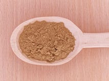 Triphala organicznie proszek w drewnianej łyżce Fotografia Stock Triphala organicznie proszek w drewnianej łyżce Fotografia Stock