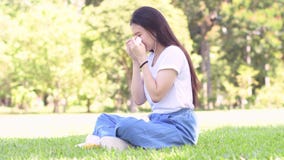 Triste e grito da mulher asiática video estoque Triste e grito da mulher asiática video estoque