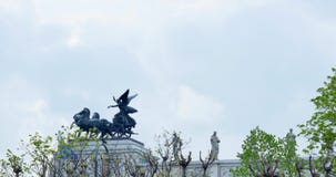 Triumfvagn på parlamentet i Wien, Österrike, flaggan i vinden, staty stock video Triumfvagn på parlamentet i Wien, Österrike, flaggan i vinden, staty stock video