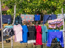 Trockene Kleidung in der Sonne im Fischerdorf lizenzfreie stockbilder Trockene Kleidung in der Sonne im Fischerdorf lizenzfreie stockbilder