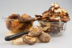 Trockene Pilz oder lentnus Shitake edodes und Messerplatz auf hackendem Brett lassen Unschärfepilz tränken und Stück des Pilzes e stockfotos Trockene Pilz oder lentnus Shitake edodes und Messerplatz auf hackendem Brett lassen Unschärfepilz tränken und Stück des Pilzes e stockfotos