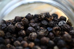 Trockener schwarzer Pfeffer im Glas lizenzfreie stockbilder Trockener schwarzer Pfeffer im Glas lizenzfreie stockbilder