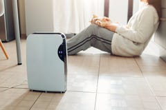 Trockenmittel mit Fingerspitzentablett, Feuchtigkeitsanzeiger, UVlampe, Luft ionizer, Wasserbehälter arbeitet zu Hause Trockner lizenzfreie stockfotos Trockenmittel mit Fingerspitzentablett, Feuchtigkeitsanzeiger, UVlampe, Luft ionizer, Wasserbehälter arbeitet zu Hause Trockner lizenzfreie stockfotos