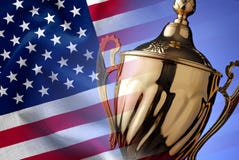 Trofeo de plata de los ganadores con la bandera americana fotografía de archivo Trofeo de plata de los ganadores con la bandera americana fotografía de archivo