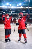 Trofeo feliz del ganador del hockey sobre hielo de los jugadores de los muchachos imagenes de archivo Trofeo feliz del ganador del hockey sobre hielo de los jugadores de los muchachos imagenes de archivo