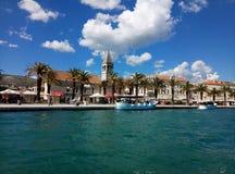 Trogir/Kroatien - 26. Juni 2017: Eine Ufergegendansicht über die Marinepromenade von Trogir vom Besichtigungsboot stockfotos Trogir/Kroatien - 26. Juni 2017: Eine Ufergegendansicht über die Marinepromenade von Trogir vom Besichtigungsboot stockfotos