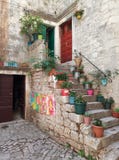 Trogir/Kroatië - Juni 26 2017: Kleine yard in van de binnenstad van Trogir stock fotografie Trogir/Kroatië - Juni 26 2017: Kleine yard in van de binnenstad van Trogir stock fotografie