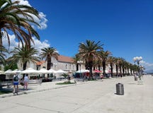 Trogir/Κροατία - 26 Ιουνίου 2017: Μια άποψη σχετικά με το θαλάσσιο περίπατο Trogir στοκ εικόνα Trogir/Κροατία - 26 Ιουνίου 2017: Μια άποψη σχετικά με το θαλάσσιο περίπατο Trogir στοκ εικόνα