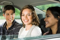 Trois amis derrière une voiture photos stock Trois amis derrière une voiture photos stock