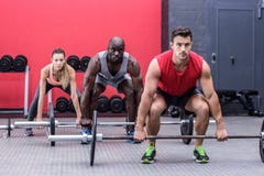 Trois athlètes musculaires soulevant des barbells image stock Trois athlètes musculaires soulevant des barbells image stock