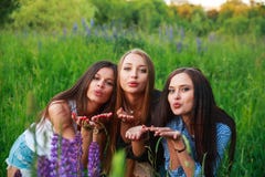 Trois beaux jeunes meilleurs amis heureux de filles envoient un baiser d'air ayant l'amusement, le sourire et rire Concept d'amit Image stock Trois beaux jeunes meilleurs amis heureux de filles envoient un baiser d'air ayant l'amusement, le sourire et rire Concept d'amit Image stock
