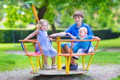 Trois enfants adorables sur une oscillation photographie stock Trois enfants adorables sur une oscillation photographie stock