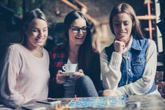 Trois filles ayant l'amusement et jouant le jeu photos libres de droits Trois filles ayant l'amusement et jouant le jeu photos libres de droits