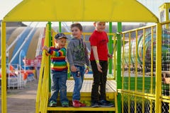 Trois frères en parc d'attractions Image libre de droits Trois frères en parc d'attractions Image libre de droits