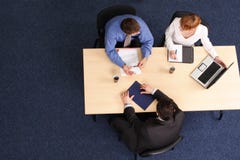 Trois gens d'affaires de se réunir Trois gens d'affaires de se réunir