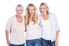 Trois générations des femmes souriant à l'appareil-photo photographie stock libre de droits Trois générations des femmes souriant à l'appareil-photo photographie stock libre de droits