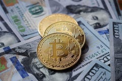 Trois pièces de monnaie de Bitcoin d'or sur des dollars US photographie stock Trois pièces de monnaie de Bitcoin d'or sur des dollars US photographie stock