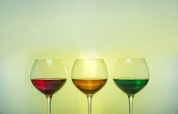 Trois verres avec les boissons colorées photos libres de droits Trois verres avec les boissons colorées photos libres de droits