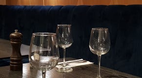 Trois verres de vin vides sur une table photo stock Trois verres de vin vides sur une table photo stock