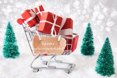 Trole com presentes do Natal e neve, venda do inverno dos meios de Winterschlussverkauf fotos de stock Trole com presentes do Natal e neve, venda do inverno dos meios de Winterschlussverkauf fotos de stock