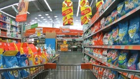 Trole da compra que move-se entre prateleiras com pós de lavagem no supermarke vídeos de arquivo Trole da compra que move-se entre prateleiras com pós de lavagem no supermarke vídeos de arquivo