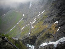 Trollstigen oder Schleppangel-Weg ist eine Serpentinengebirgsstra?e in Norwegen Nebeliger Morgen stockfoto Trollstigen oder Schleppangel-Weg ist eine Serpentinengebirgsstra?e in Norwegen Nebeliger Morgen stockfoto