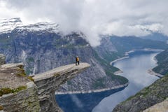 Trolltunga, Odda, Норвегия 21 Июнь 2016, Hikers на пешей тропе к походу Trolltunga мира известному Красивая Норвегия, outdoors стоковые изображения rf Trolltunga, Odda, Норвегия 21 Июнь 2016, Hikers на пешей тропе к походу Trolltunga мира известному Красивая Норвегия, outdoors стоковые изображения rf