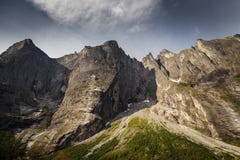 Trollveggen - υψηλότερος τοίχος βουνών στην Ευρώπη, μέση Νορβηγία στοκ φωτογραφία με δικαίωμα ελεύθερης χρήσης Trollveggen - υψηλότερος τοίχος βουνών στην Ευρώπη, μέση Νορβηγία στοκ φωτογραφία με δικαίωμα ελεύθερης χρήσης