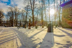 TRONDHEIM NORGE - APRIL 04, 2018: Utomhus- sikt av gravstenar på den Nidaros domkyrkan Nidarosdomen i vinterstation Arkivbild TRONDHEIM NORGE - APRIL 04, 2018: Utomhus- sikt av gravstenar på den Nidaros domkyrkan Nidarosdomen i vinterstation Arkivbild