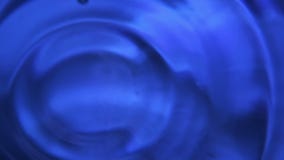 Tropfen des blauen Wassers Tropfen des blauen Wassers