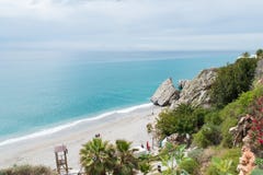 Tropikalna plaża z turkus wodą w Nerja południe Spain obrazy royalty free Tropikalna plaża z turkus wodą w Nerja południe Spain obrazy royalty free